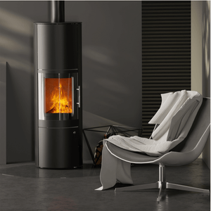 Stylish Kaminofen Leo von Königshütte 🔥 in modernem Raum, kombiniert mit gemütlichem Sessel und warmem Ambiente.