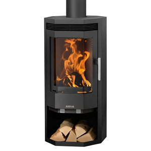 Black Holzofen Justus Usedom 5 mit sichtbaren Flammen, Holzlager und externer Zuluft