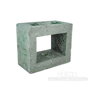 Grauer Betonblock mit quadratischer Öffnung für Festbrennstoffkessel Irleh Plus